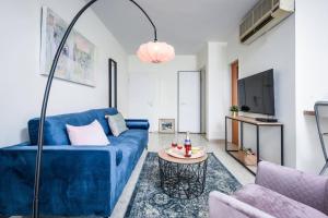 TV o dispositivi per l'intrattenimento presso Charming 1BR Apt w Balcony In the Heart of TLV with Mamad by Sea N' Rent