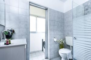 Bagno di Charming 1BR Apt w Balcony In the Heart of TLV with Mamad by Sea N' Rent