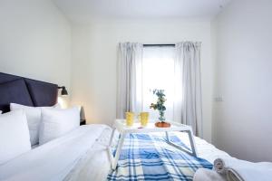 Letto o letti in una camera di Charming 1BR Apt w Balcony In the Heart of TLV with Mamad by Sea N' Rent