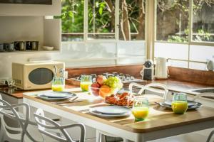 Serene Retreat with Lush Garden في تل أبيب: مطبخ مع طاولة عليها صحن من الفواكه