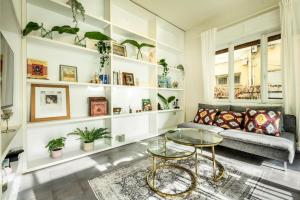 Serene Retreat with Lush Garden في تل أبيب: غرفة معيشة بها أريكة وطاولة