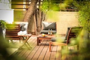 Serene Retreat with Lush Garden في تل أبيب: كرسيين وطاولة قهوة على الفناء