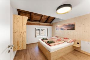 a bedroom with a bed in a room at Apartment Pez Mez mit privater Sauna & 24 7 Self Check in in Lenz