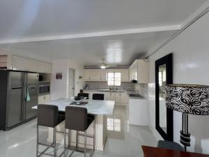 Una cocina con una mesa y algunas sillas. en Grosvenor Square Kandi Realty, en Ángeles