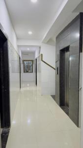 un corridoio di un edificio con porte e un hallwayngth di Hotel Sai panchwati grand shirdi a Shirdi