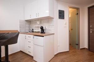 Kuchyň nebo kuchyňský kout v ubytování Gravity Downtown Balcony Studio