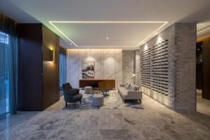 A seating area at Crystal Orange Hangzhou Alibaba Future Technology City Hotel