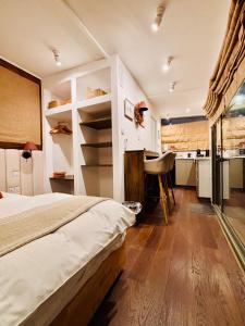 een slaapkamer met een bed en een bureau in een kamer bij Casa Cara in Birgu