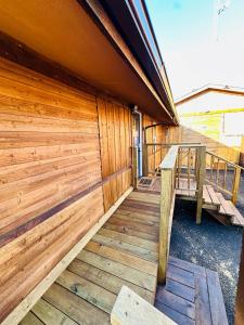 een houten gebouw met een houten dek en banken bij Golden Hour Getaway in Springtown