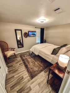 een slaapkamer met een bed en een tv aan de muur bij Golden Hour Getaway in Springtown