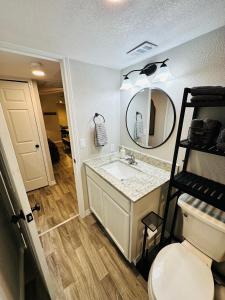 een badkamer met een wastafel en een spiegel bij Golden Hour Getaway in Springtown +15 foto's