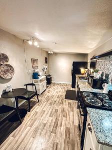 een keuken met een fornuis en een aanrechtblad bij Golden Hour Getaway in Springtown