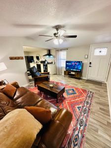 een woonkamer met een bank en een tv bij Golden Hour Getaway in Springtown