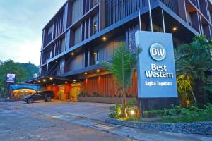 ein Gebäude mit einem besten westlichen Schild davor in der Unterkunft Best Western Sagita Hotel Jayapura in Jayapura