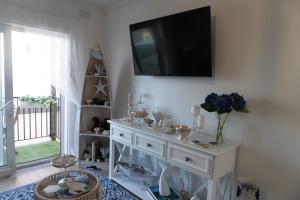 Luxurious Beach Front Apt with Ocean View Balcony的电视和/或娱乐中心