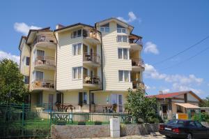 a large white building with a car parked in front of it at Kъща за гости Прохлада 3 и 4 етаж in Sinemorets