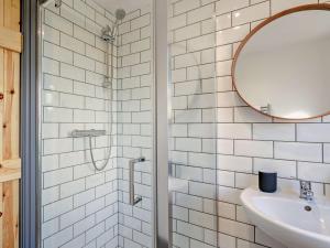 une salle de bains avec douche, lavabo et miroir dans l'établissement 2 Bed in Westward Ho 95625, à Westward Ho 20 autres photos