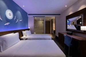 A bed or beds in a room at Crystal Orange Hangzhou Alibaba Future Technology City Hotel