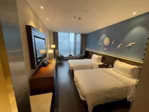 A bed or beds in a room at Crystal Orange Hangzhou Alibaba Future Technology City Hotel