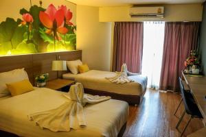 una habitación de hotel con dos camas en una habitación en DLUXX THAMMASAT, en Ban Bang Phut (3) 21 fotos más