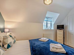ハンマンビーにある2 Bed in Filey 89281のベッドとテレビと窓のある寝室 +37枚の写真