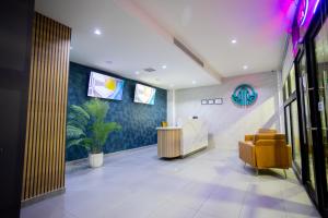 a lobby with a waiting room with a yellow chair at 653 Hotel in San Luis Río Colorado