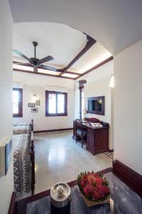 TV a/nebo společenská místnost v ubytování Le Bel Air Resort Luang Prabang