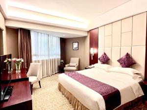 深セン市にあるCentury Plaza Hotelの大きなベッドと机があるホテルの部屋 +269枚の写真