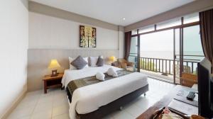 une chambre avec un grand lit et un balcon dans l'établissement Sea Memories White Sand Beach Hotel, à Hua Hin 144 autres photos