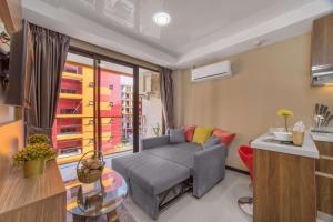Kuchyň nebo kuchyňský kout v ubytování Апартаменты 1BR Naiharn Beach S510 by IBG Property