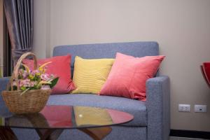Posezení v ubytování Апартаменты 1BR Naiharn Beach S510 by IBG Property