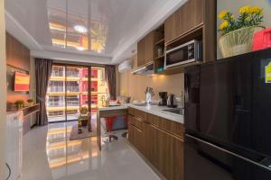 Kuchyň nebo kuchyňský kout v ubytování Апартаменты 1BR Naiharn Beach S510 by IBG Property