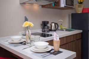 Kuchyň nebo kuchyňský kout v ubytování Апартаменты 1BR Naiharn Beach S510 by IBG Property + 22 fotografií