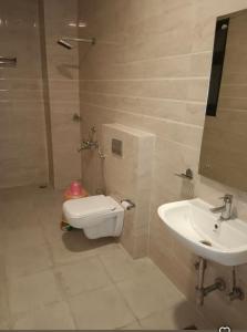 グルガオンにあるGlobal luxury stayのトイレと洗面台付きのバスルーム +10枚の写真