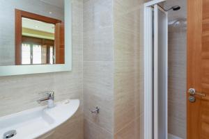 A bathroom at Apartamentos Santana