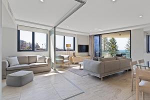 穆卢拉巴Breeze Mooloolaba (APT 503)的配有沙发和电视的大客厅