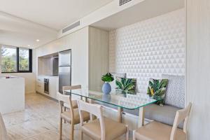 穆卢拉巴Breeze Mooloolaba (APT 503)的配有玻璃桌椅的餐厅