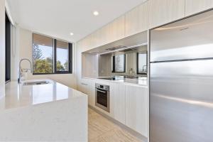 Breeze Mooloolaba (APT 503)的厨房或小厨房
