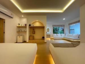 een slaapkamer met een bed en een woonkamer bij Tonsak Resort in Ko Samed +254 foto's