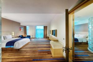 Un pat sau paturi într-o cameră la Holiday Inn Express Nantong Downtown By IHG