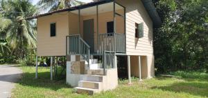 瓜拉江沙Chalet Kampong Guar, Manong的前面有楼梯的小房子
