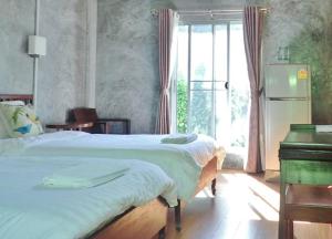 - une chambre avec un lit blanc et un piano dans l'établissement Rommai Rimnaam Resort, à Ban Bang Rin (1) 200 autres photos