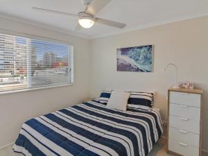 MAINSAIL8- MOOLOOLABA BEACH客房内的一张或多张床位