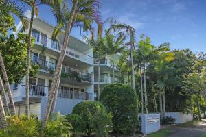 穆卢拉巴MAINSAIL8- MOOLOOLABA BEACH的一座前面有棕榈树的建筑