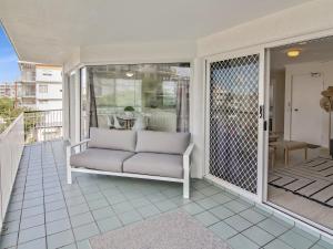 MAINSAIL8- MOOLOOLABA BEACH的阳台或露台