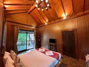 TV a/nebo společenská místnost v ubytování Khaoyai Kirithantip Resort