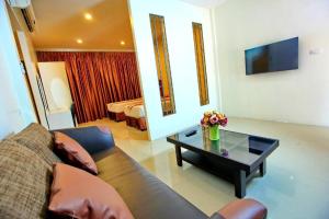 un salon avec un canapé et une table basse dans l'établissement The Pine Resort, à Ban Khlong Khwang