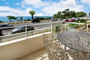 una mesa y sillas en un balcón con una autopista en The Headlands Apartment 16, en Alexandra Headland 1 foto más