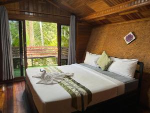 Katil atau katil-katil dalam bilik di River View Resort At Chaewlan