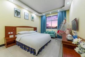 - une chambre avec un grand lit et une balançoire dans l'établissement Zhaoxiangju Boutique Hotel Changshui Branch, à Kunming